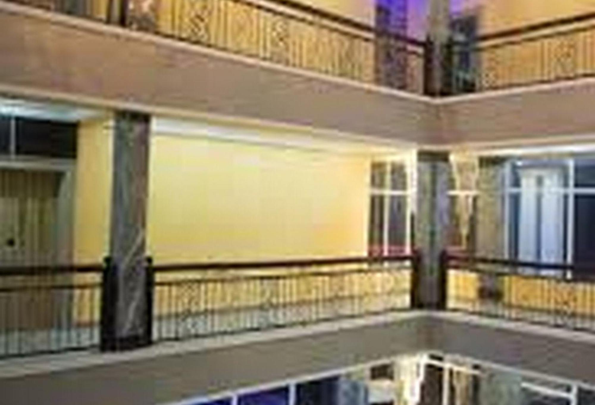 Room In Lodge - Hampton Towers Spa Asaba Exteriör bild