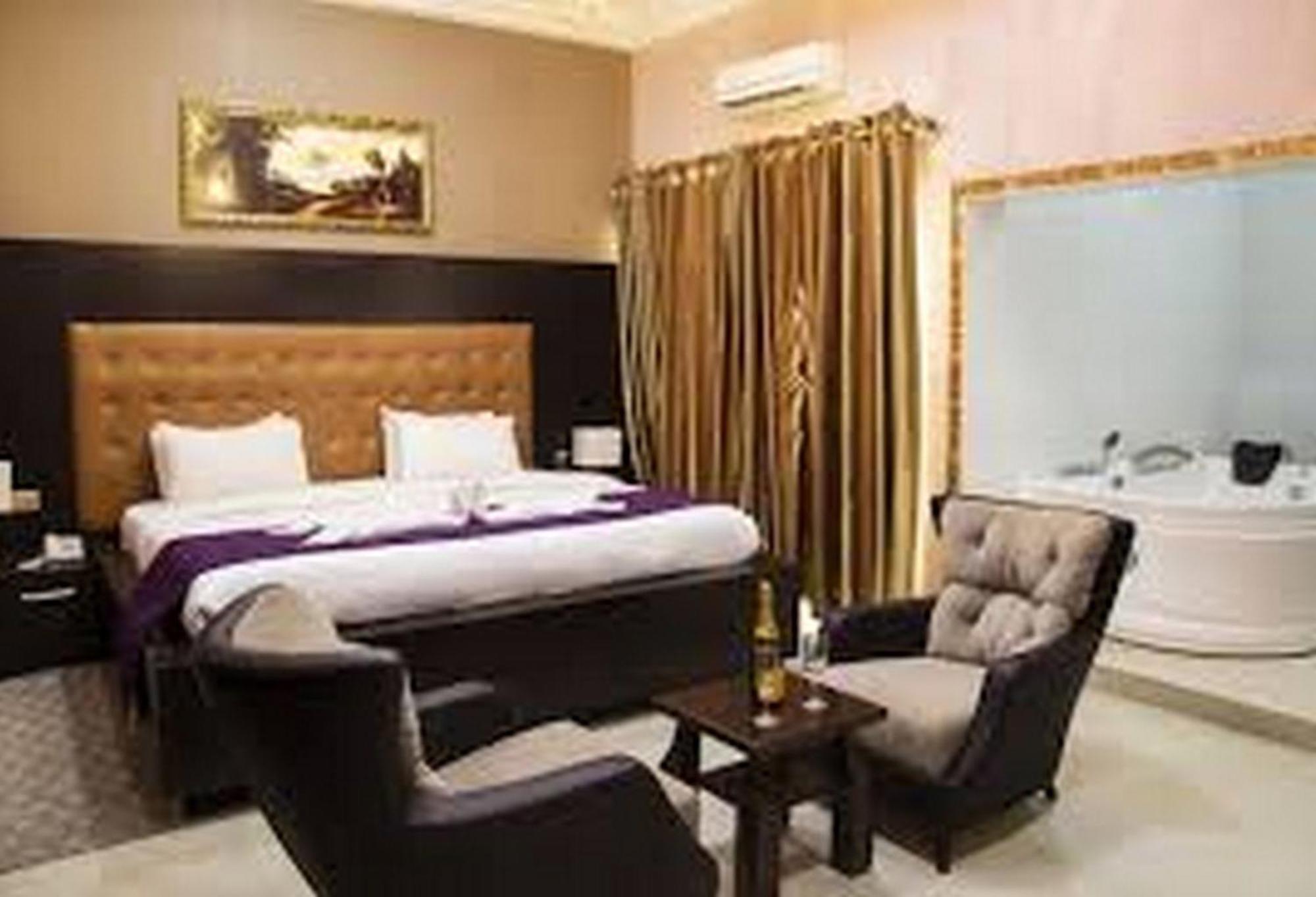 Room In Lodge - Hampton Towers Spa Asaba Exteriör bild