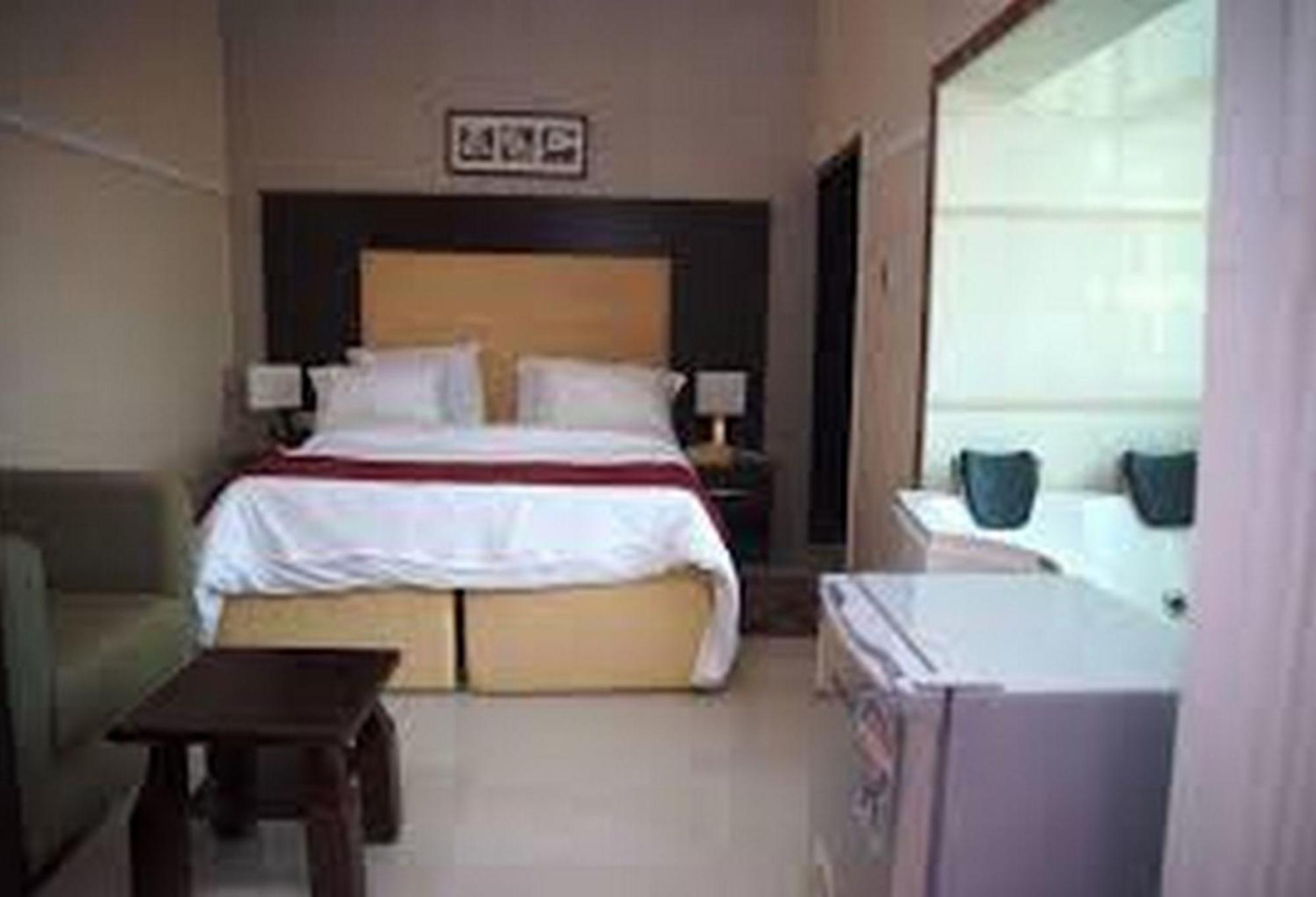 Room In Lodge - Hampton Towers Spa Asaba Exteriör bild