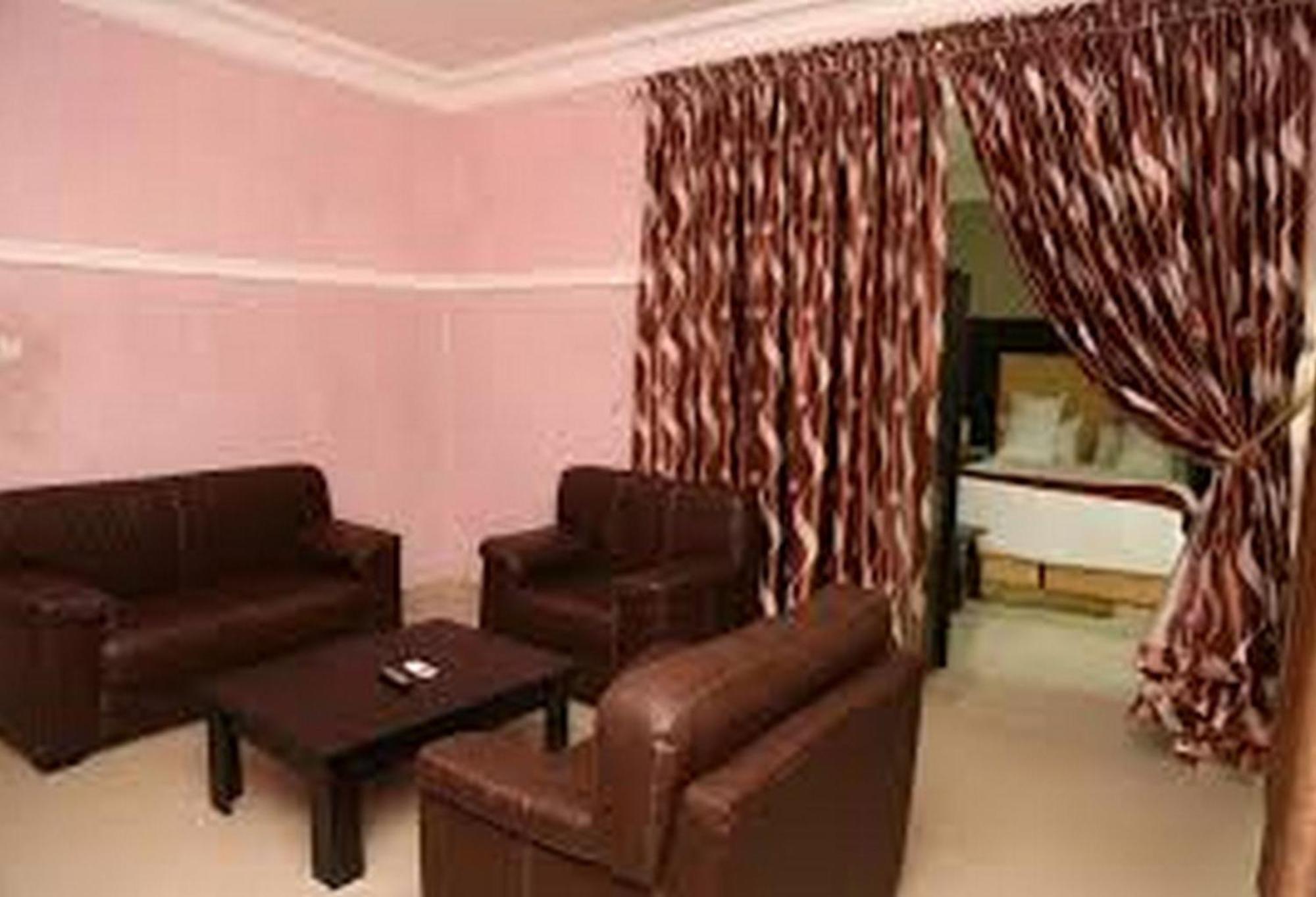 Room In Lodge - Hampton Towers Spa Asaba Exteriör bild