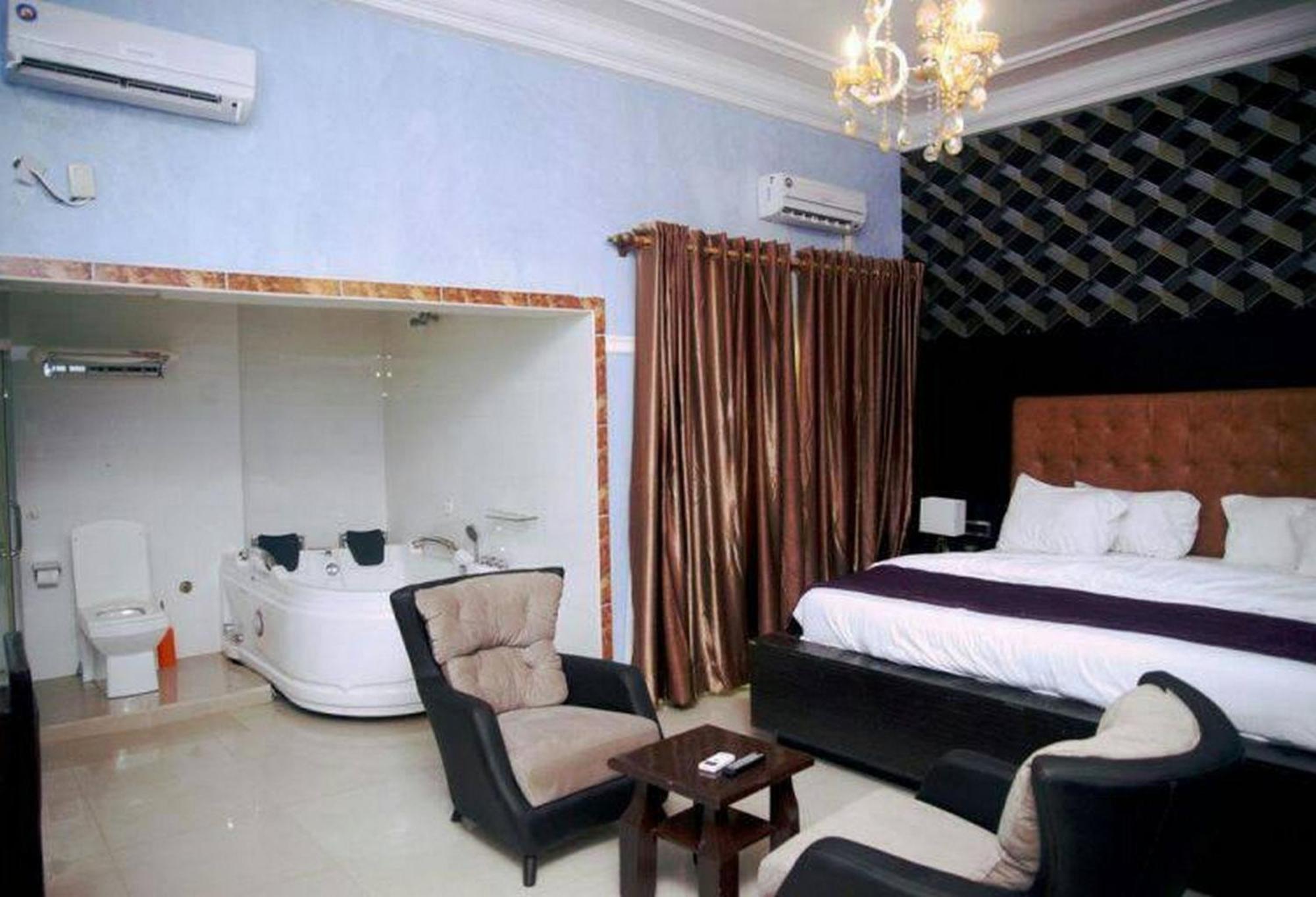 Room In Lodge - Hampton Towers Spa Asaba Exteriör bild