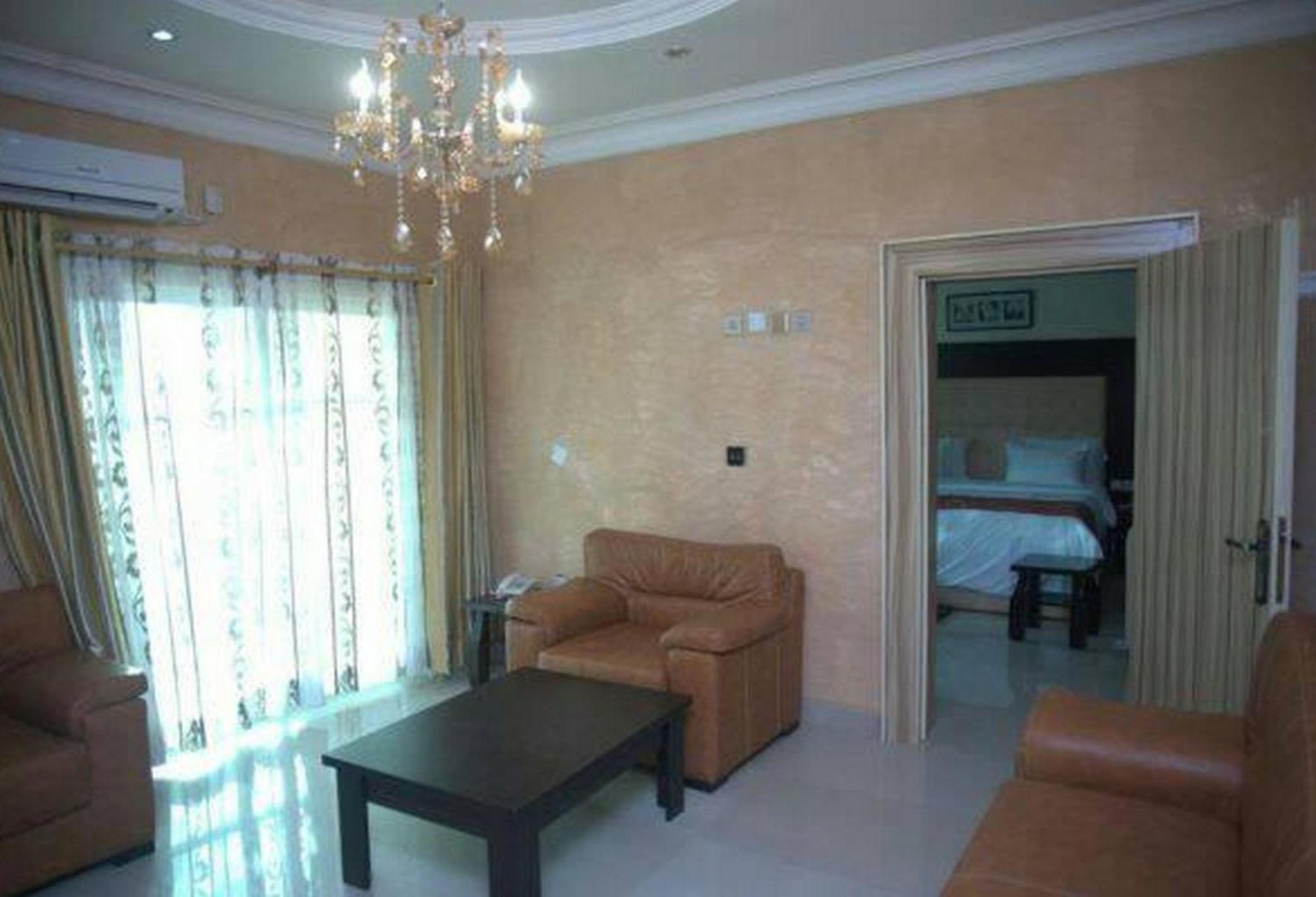 Room In Lodge - Hampton Towers Spa Asaba Exteriör bild